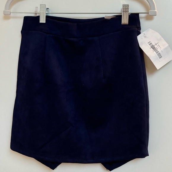 NWT Dress Up Boutique Navy faux suede wrap mini skirt - Picture 3 of 6